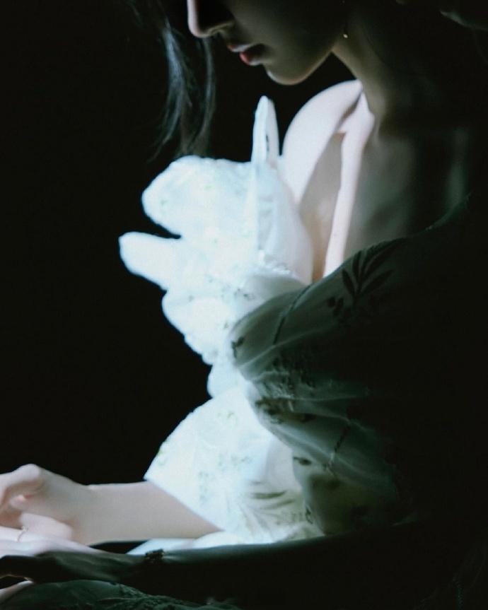 #鞠婧祎最新ins发图##鞠婧祎ins发了新图# 鞠婧祎的 ins 新图，让我们