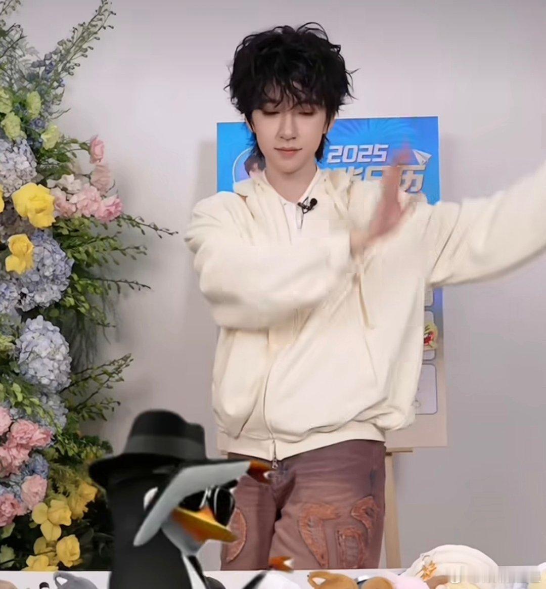 笑不活了！贺峻霖把企鹅舞跳出高雅范儿，这反差萌绝了！ 