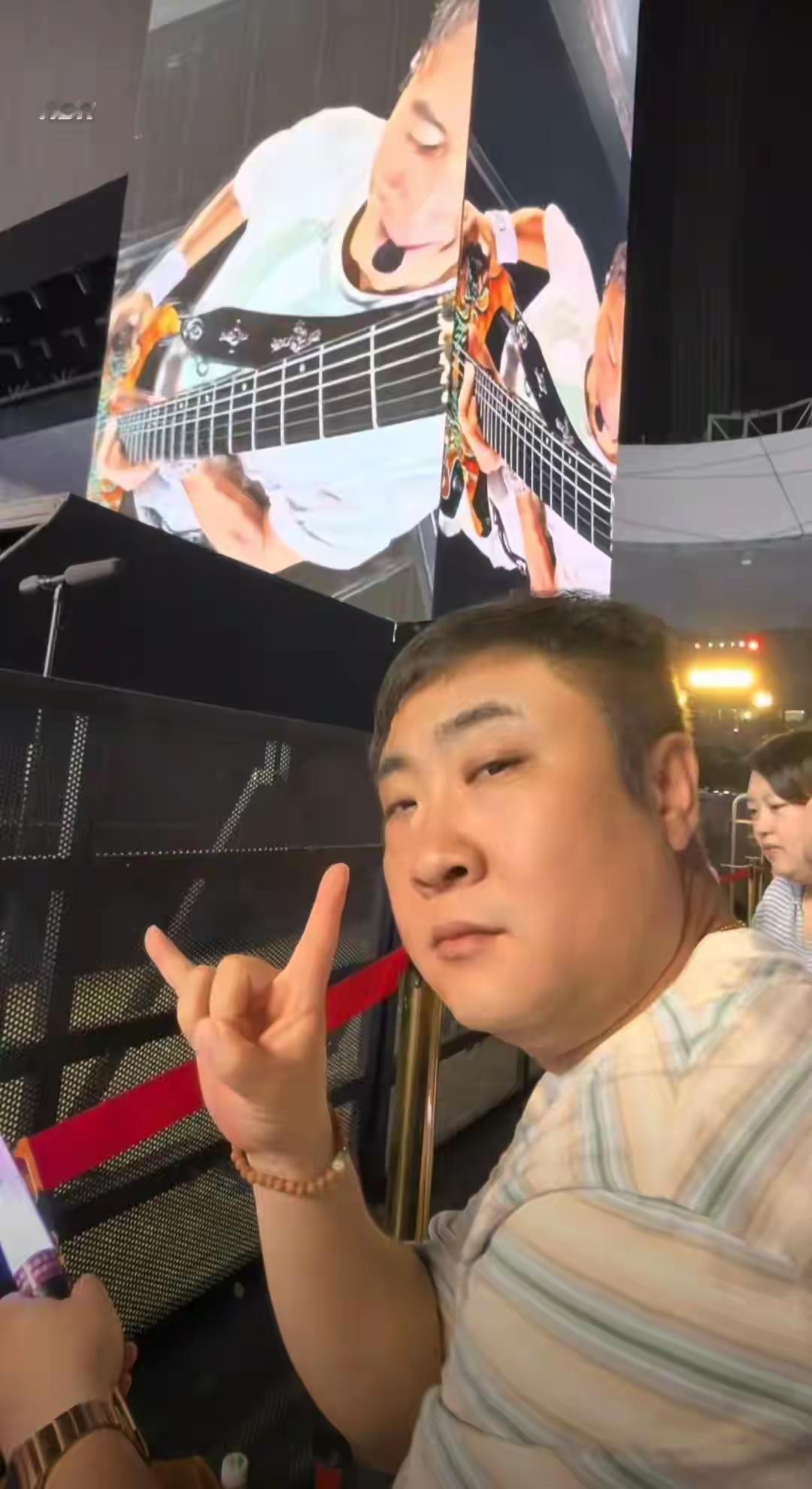 说真的，开演唱会还要看明星班子去了多少，以前真没这事，去也是默默看，淹没在人群，
