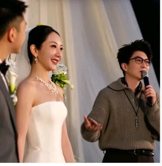 我有预感周佳奇这段婚姻维持的时间不会太久。
首先，作为一个男人而言，即使是一个非