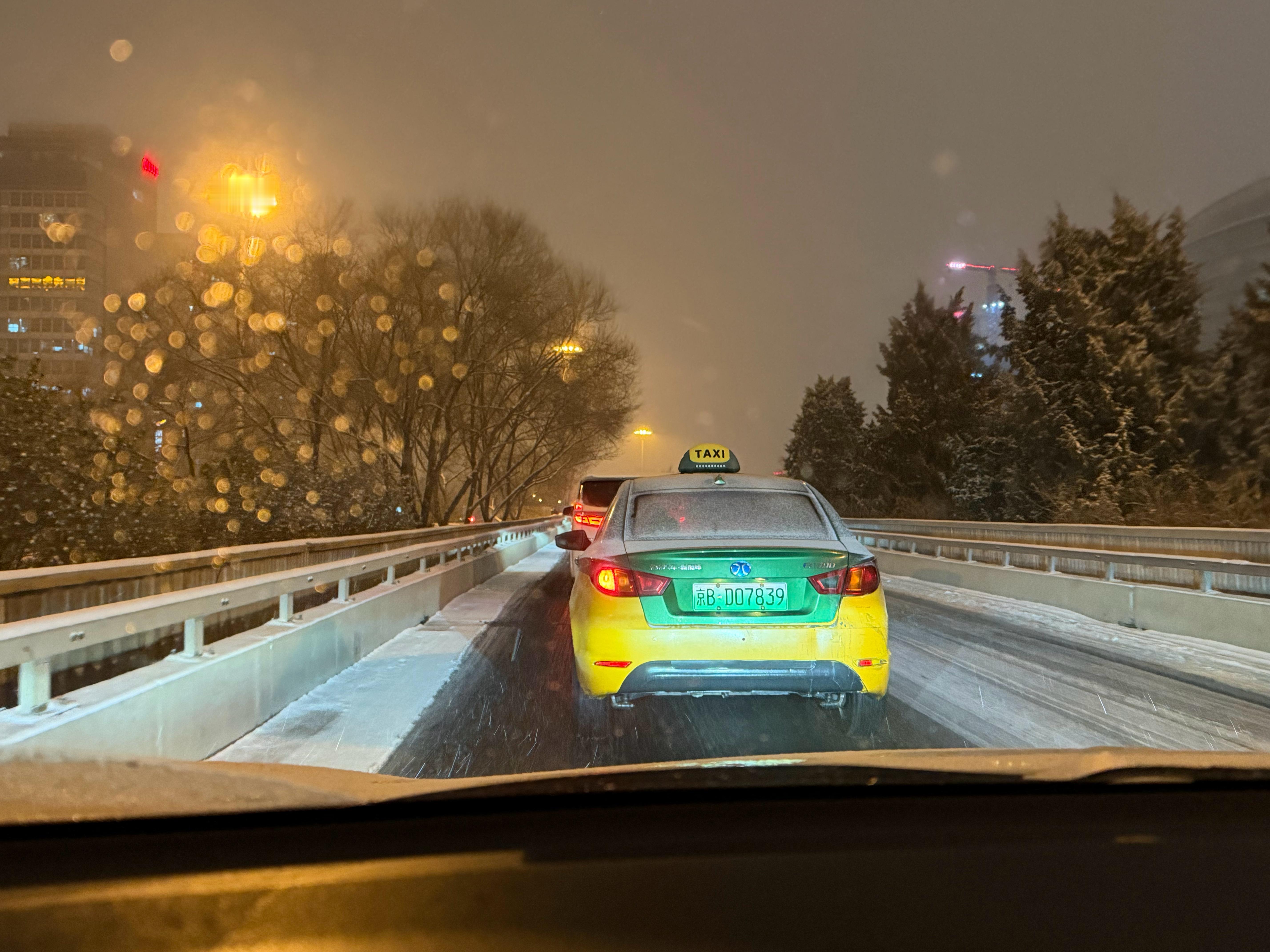 下雪天去接机好啊，航班延误，给了我一个省钱不走高速还来得及的理由