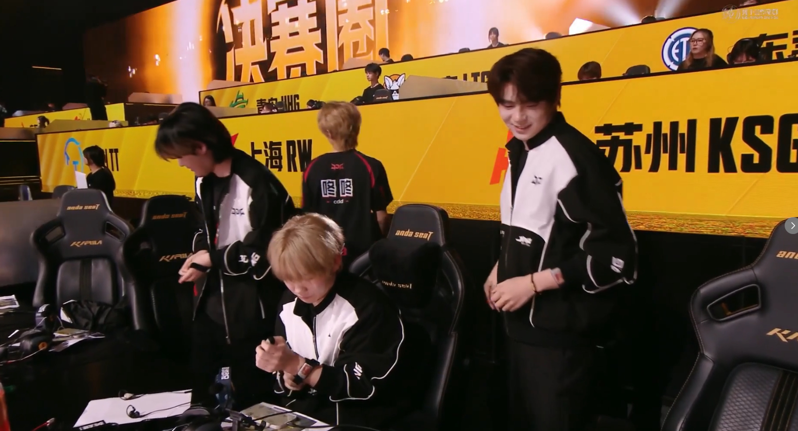 JDG单日双鸡 单日双鸡不是终点，而是更高的起点，JDG继续保持火热状态，在后续