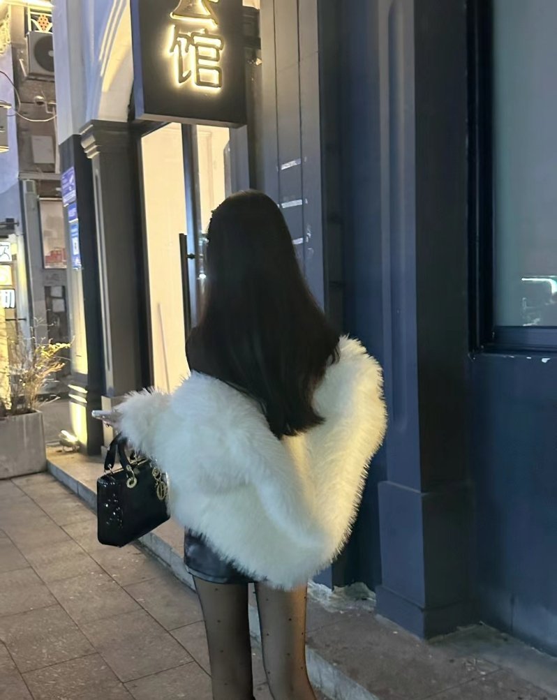不敏感于他人目光 不生活在别人嘴里 做自己人生的评判官 才是最难得的清醒 . ​