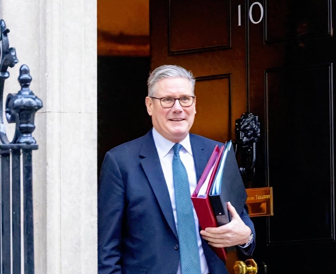 英国为啥硬刚美国？最近美国一个劲儿地给英国施压，让英国把伊朗伊斯兰革命卫队当成 