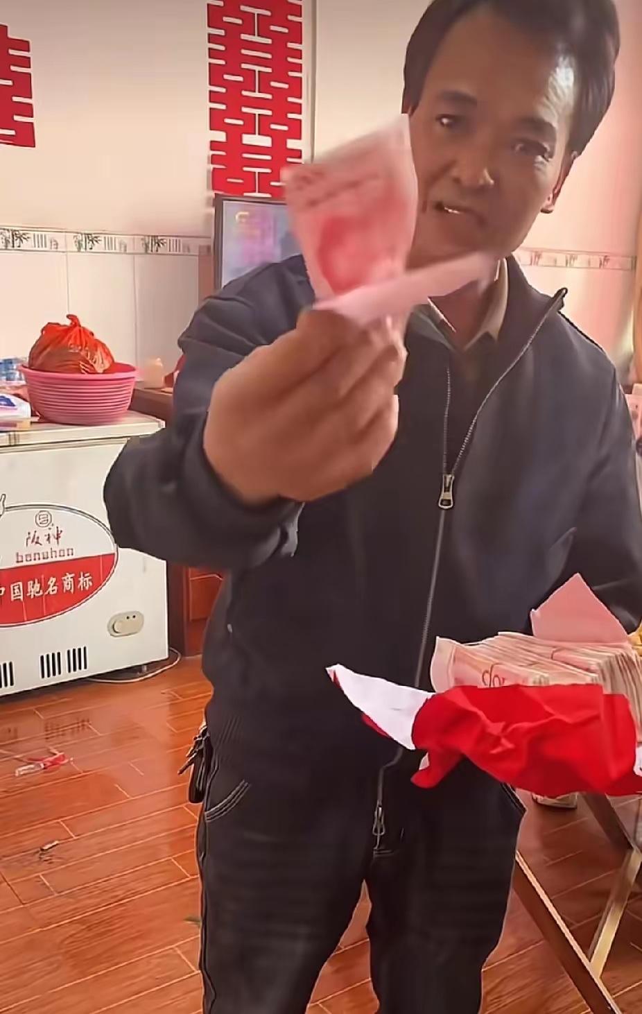 出嫁的女儿将新郎家给的彩礼钱，拿给父亲时，父亲的一个举动，却让女儿瞬间泪目了。