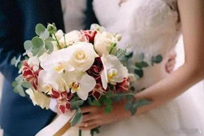 凤凰新闻【新型婚姻模式出现了，上海、深圳年轻人改变婚姻结构，颠覆了我们的三观】上