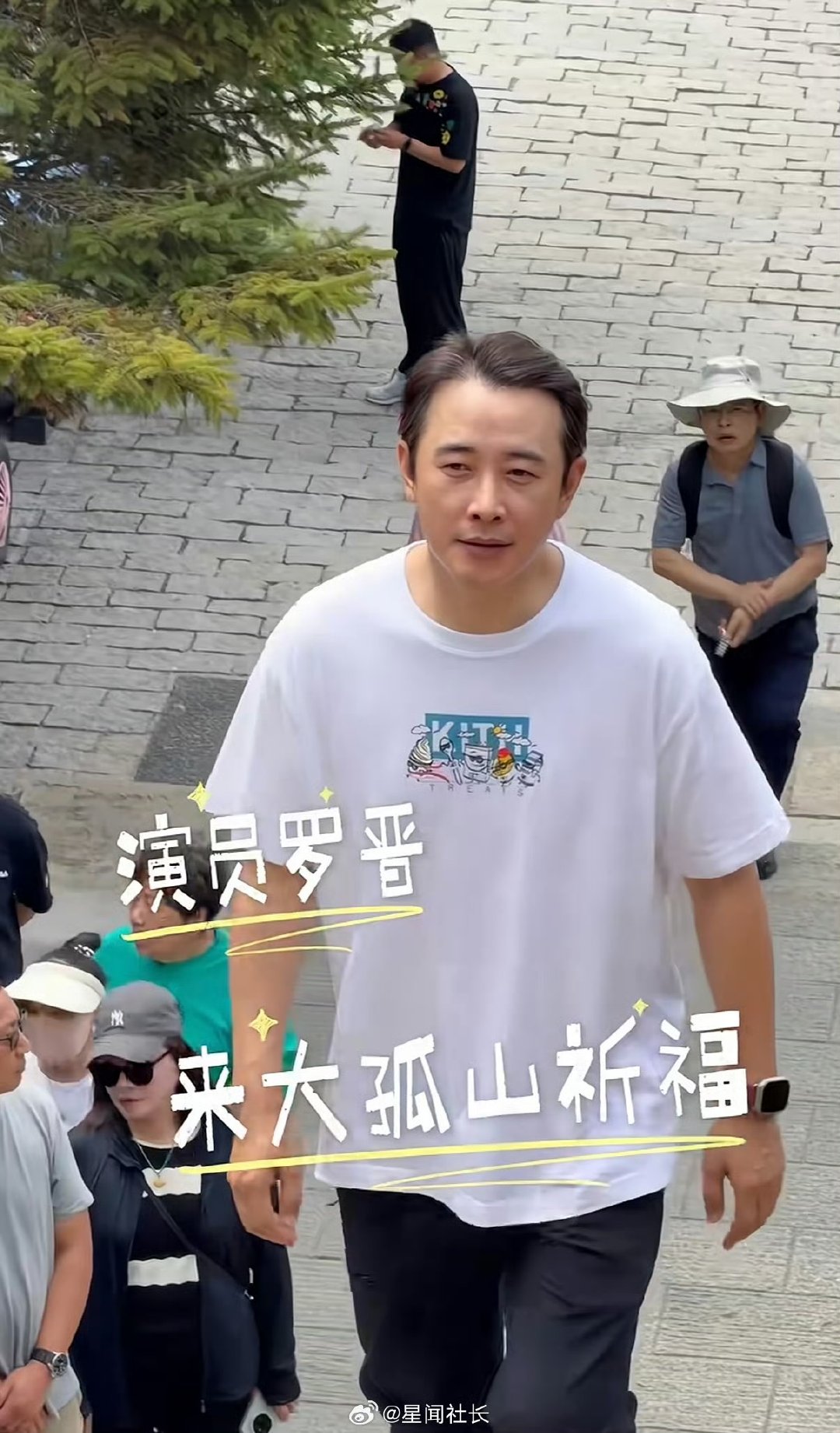 罗晋发型罗晋这个发型偶遇静心祈福的罗晋，抛开舞台剧集里的亮眼形象，回归平淡日常，