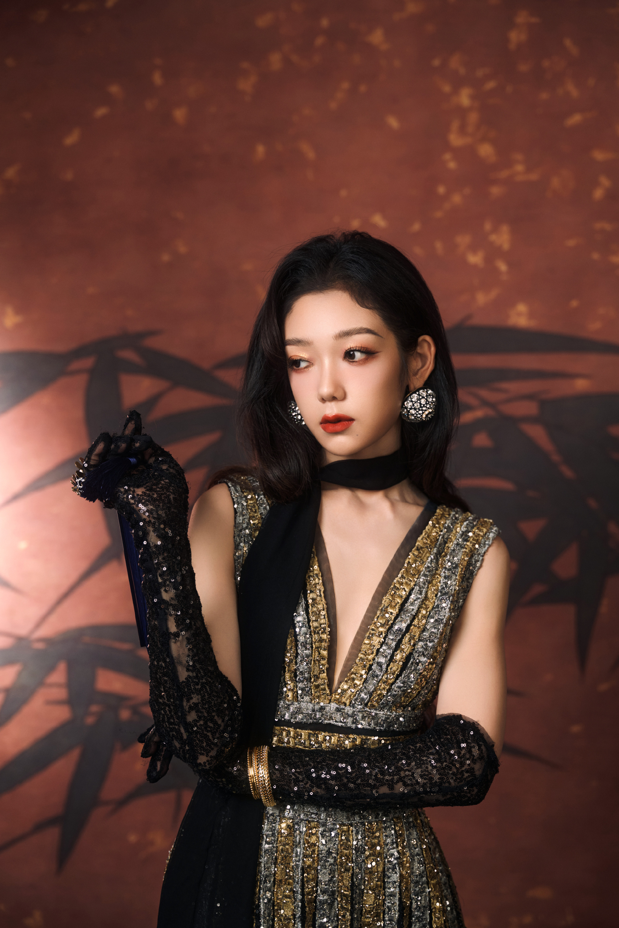 希林娜依高：夜幕降临，曼妙幽静，倾世之金，浮光万里。希林娜依高