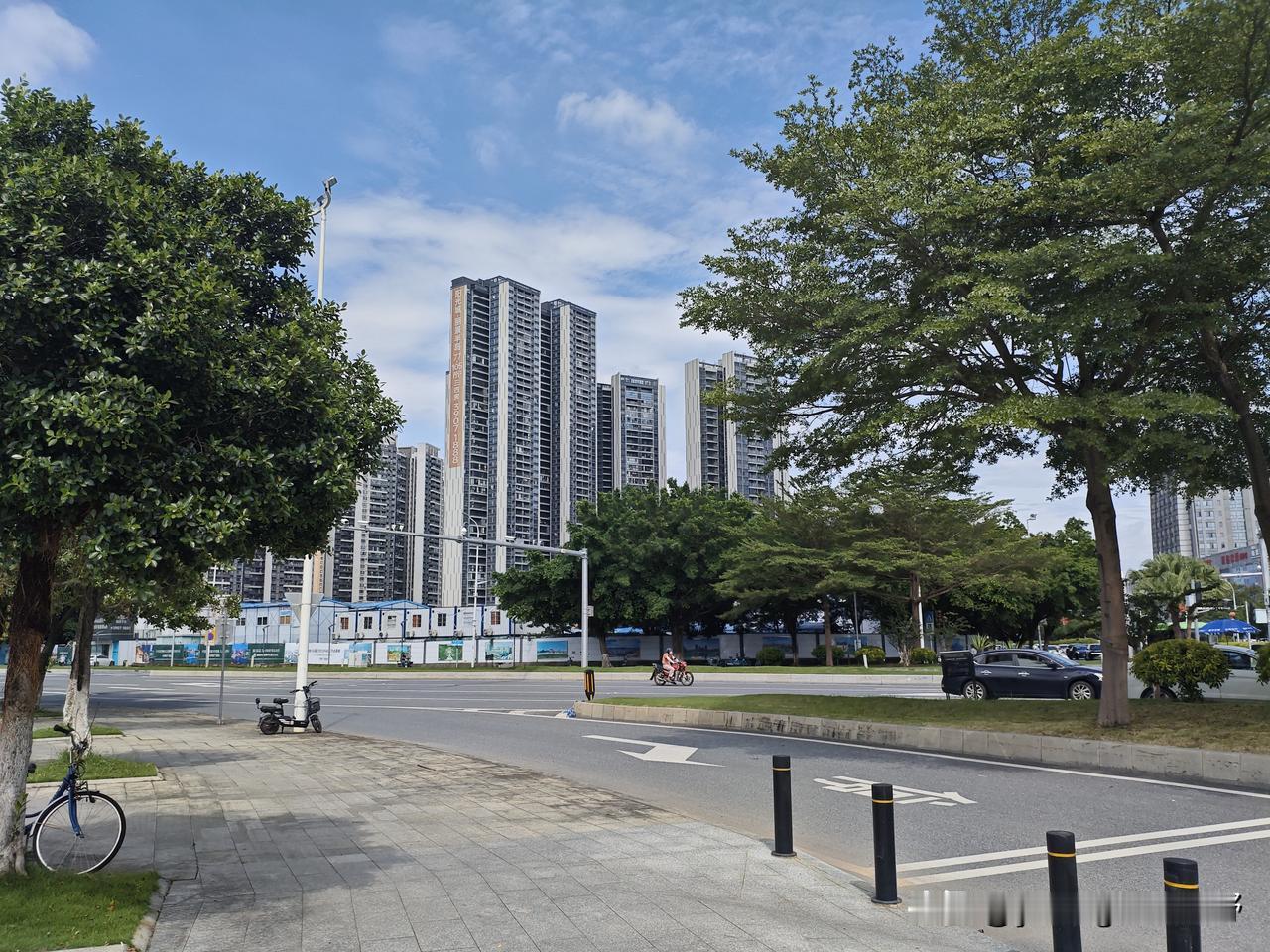 位于广州南沙环市大道旁的阳光城丽景半岛小区。这座楼盘的建设也经历了磕磕碰碰，在修