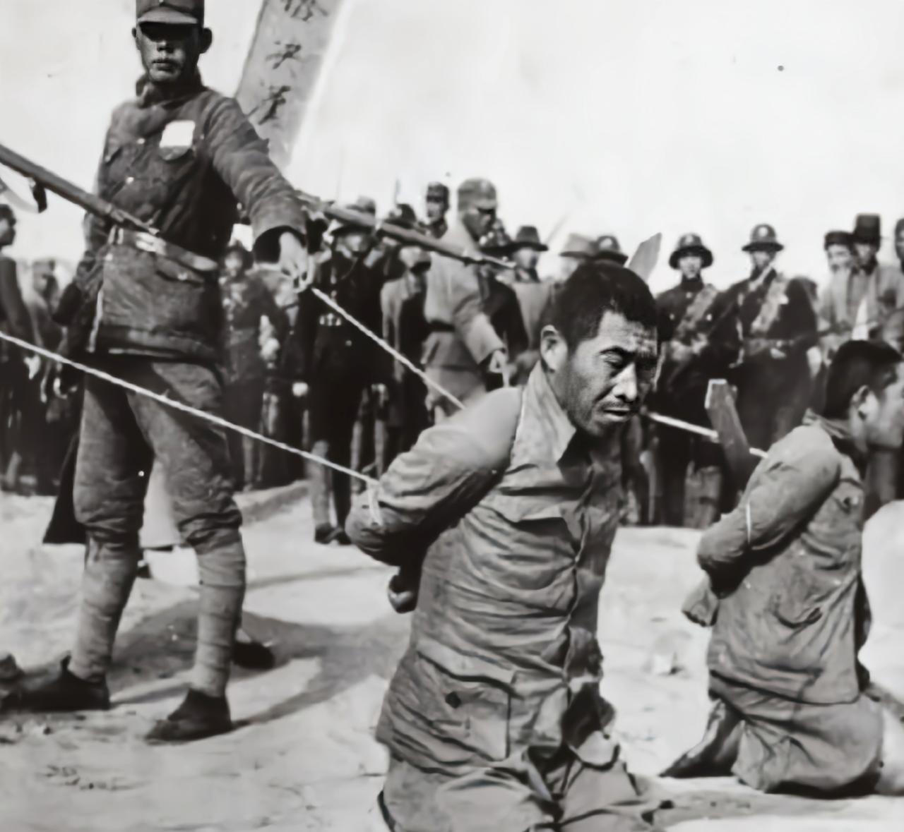 1946年，大汉奸万里浪被判处死刑，执法队长将他绑到刑架上，对着四肢各打一枪后，