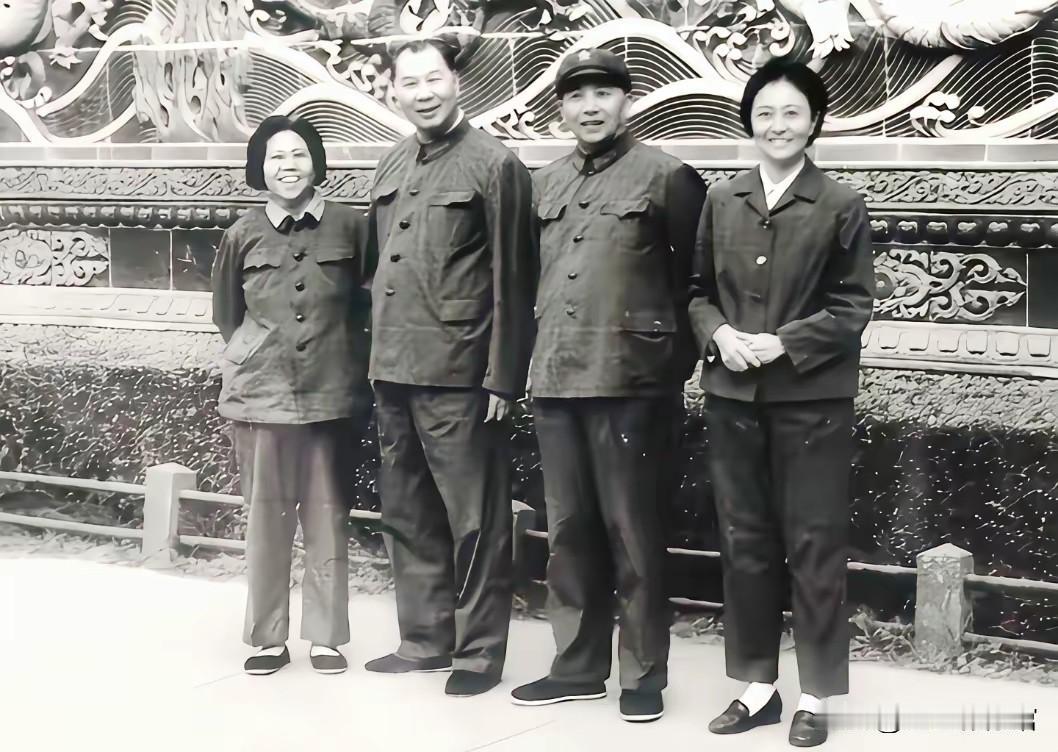 1977年北海九龙壁前，杨成武上将、秦基伟中将携夫人合影。两位先后镇守首都的开国