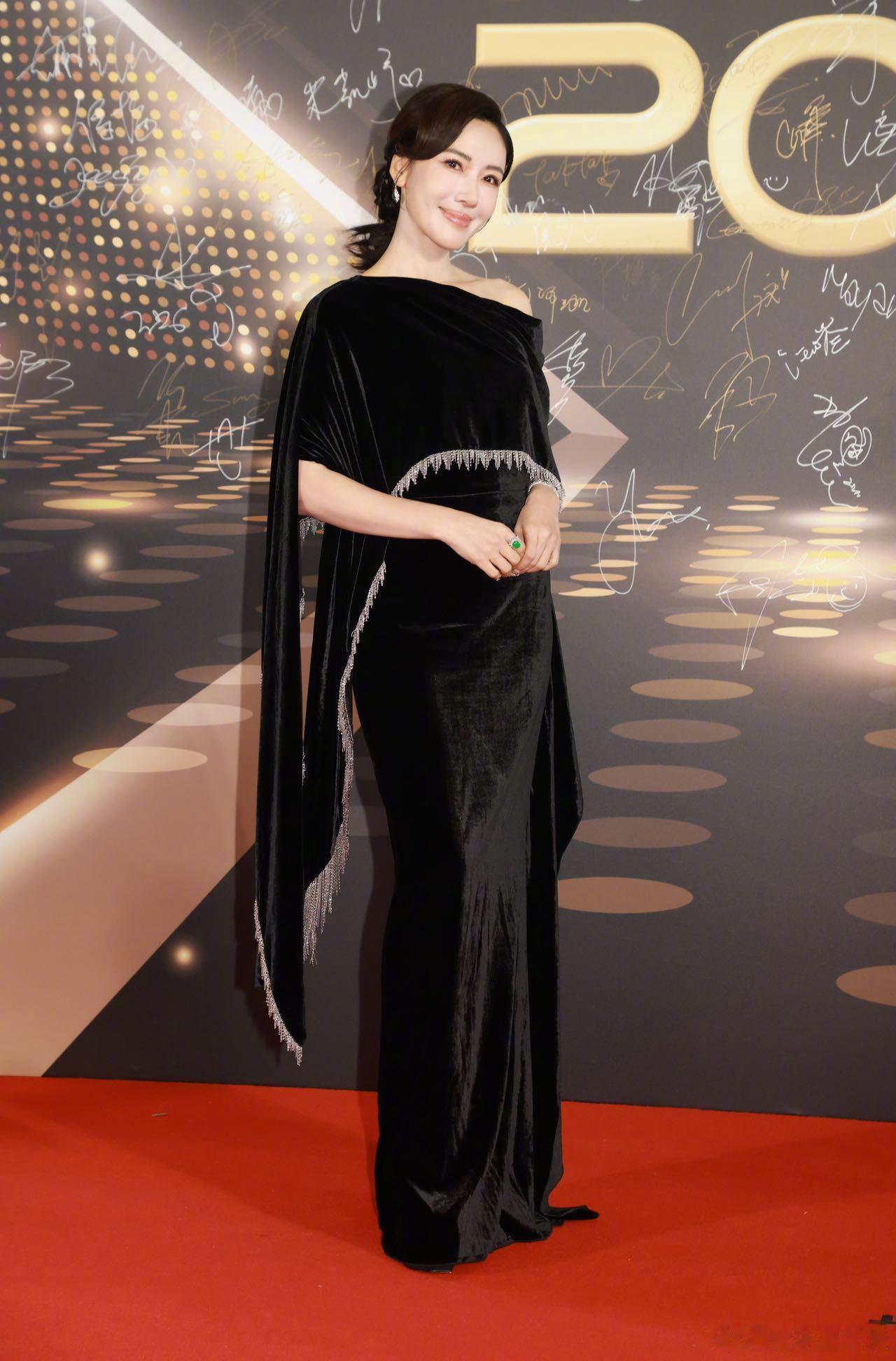 差点没认出来这是李施嬅被李施嬅的活动状态狠狠惊艳到！前几天看《再见爱人》里她眼睛