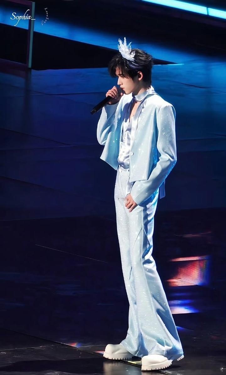 宋亚轩去了新疆“好长一条人”这个描述我是真服了。但人家长腿一迈去新疆，咱就祝福玩