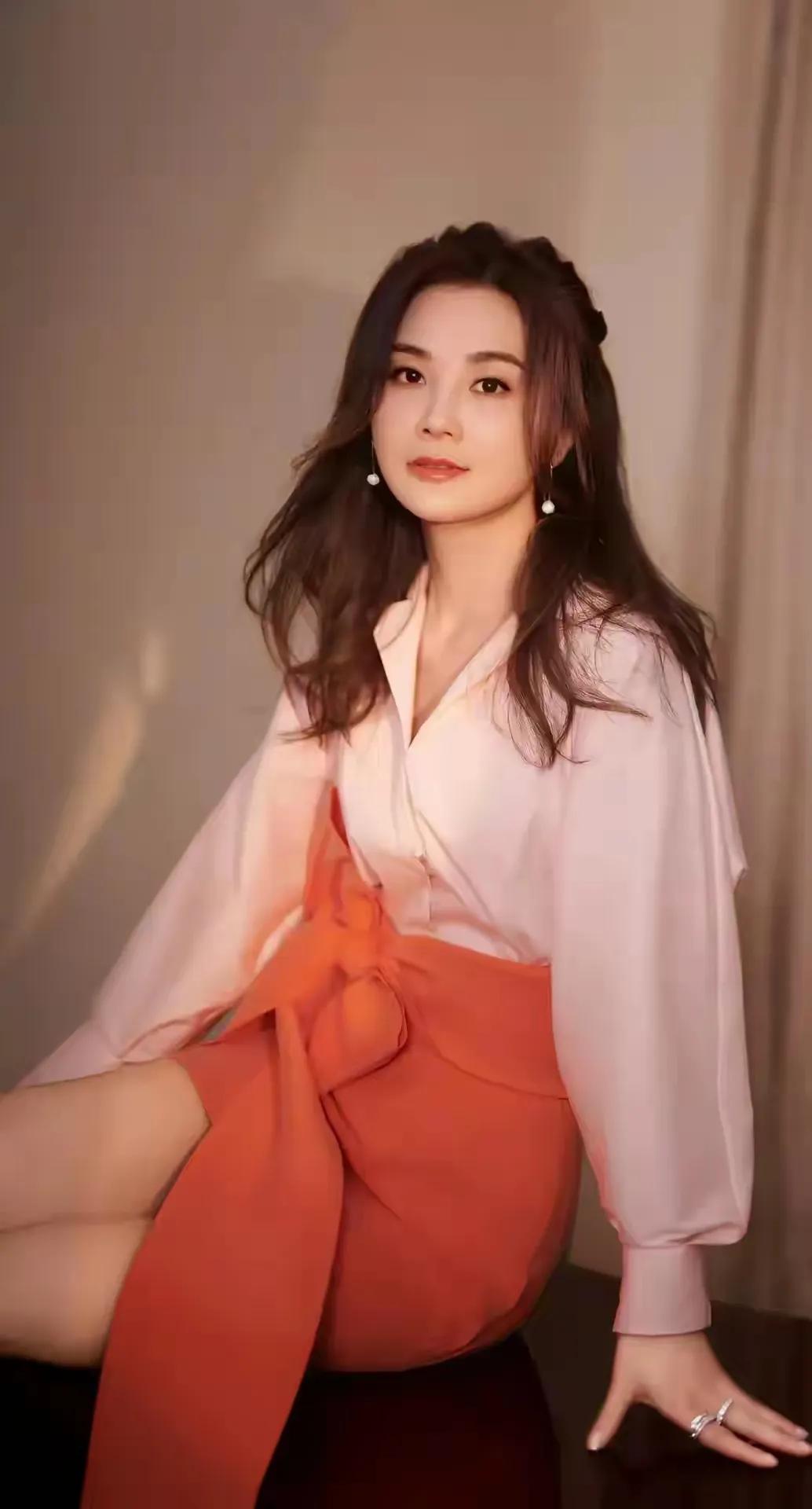 你喜欢的香港电影有哪些？蔡卓妍，很早就认识她了，大概04年的样子，那时经常可以在