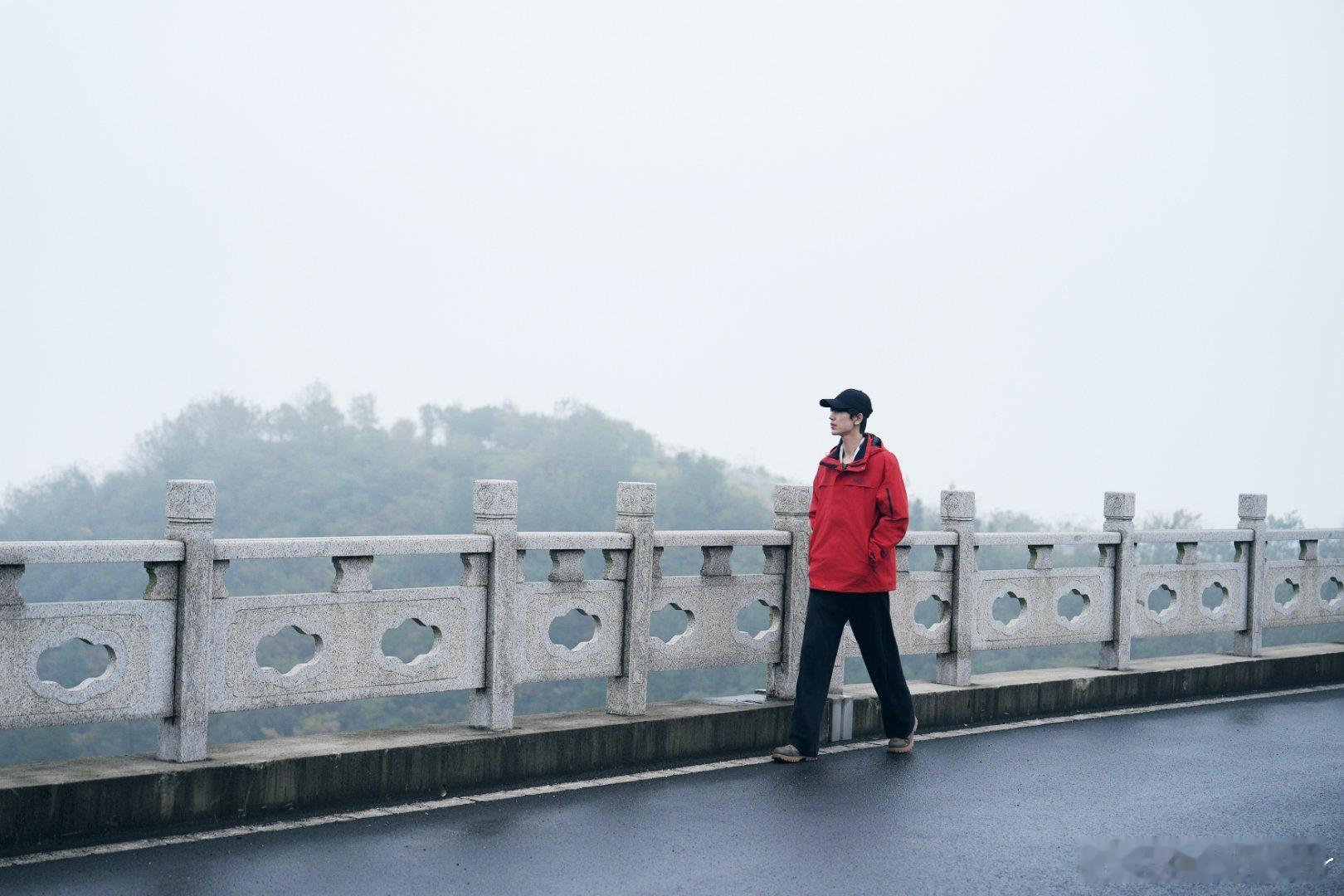 张凌赫自主排查光伏板故障 跟着张凌赫探新能源！水上发电水下养鱼，硬核技术藏着新能
