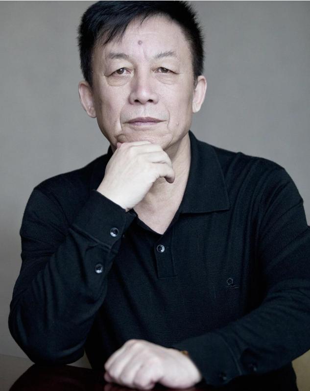 一天易中天在厦门大学上课时，一名女生突然站起来冲他大声表白:“易老师，我想嫁给你
