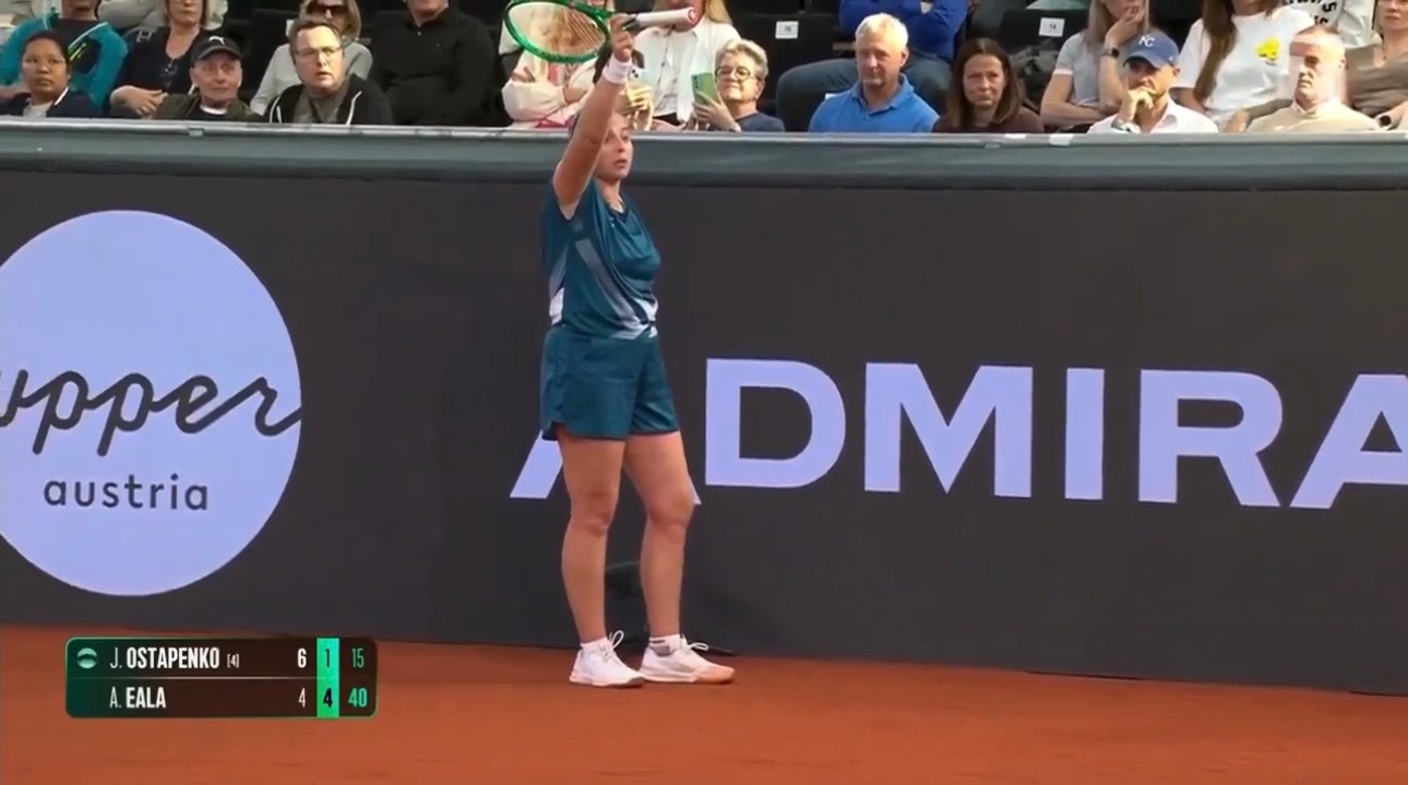 奥斯塔彭科昨天面对伊埃拉，第二盘落后时不满观众席的一些“教练”行为，直接举起球拍