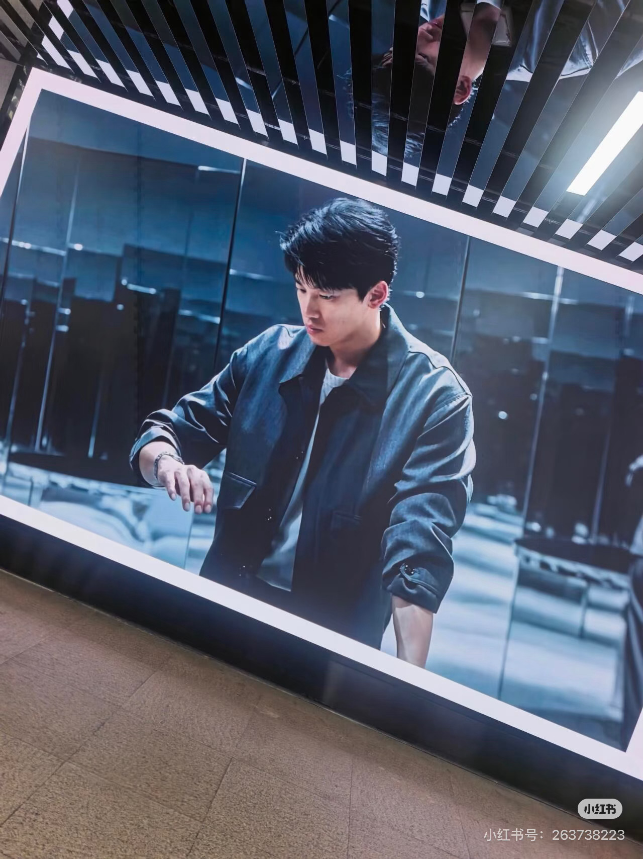在南京西路地铁站13号线名创优品旁边通道[抱一抱]积家品牌挚友汪顺 ​​​