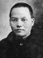 1938年，桂军189师长凌压西俘虏了两名日军。看着日军身材矮小，师长灵机一动，