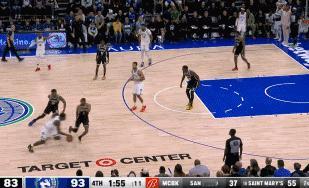 爱德华兹“1挑4反向欧洲步”，真漂亮！
北京时间2月25日，森林狼与篮网的比赛进