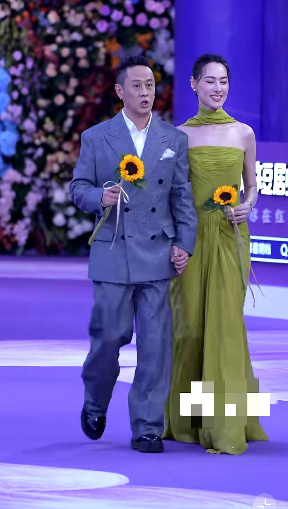 豪门梦碎后单身十几年的梁洛施，这次居然为了个男人，在聚光灯下笑出了满脸的“粉红泡