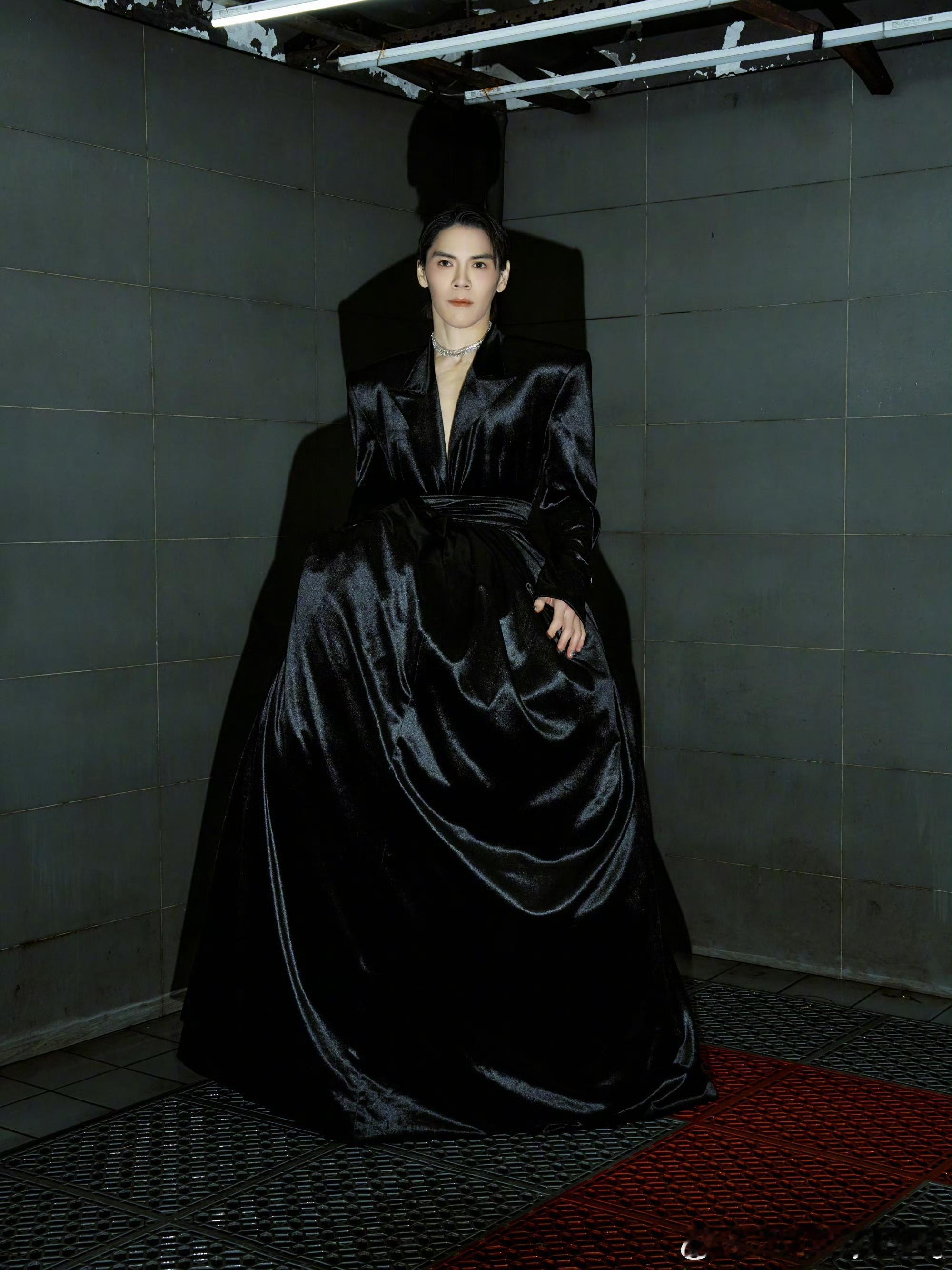 向佐同时穿了男装和女装 原来向佐这是同时穿了男装和女装啊，展示多面性不被定义的自