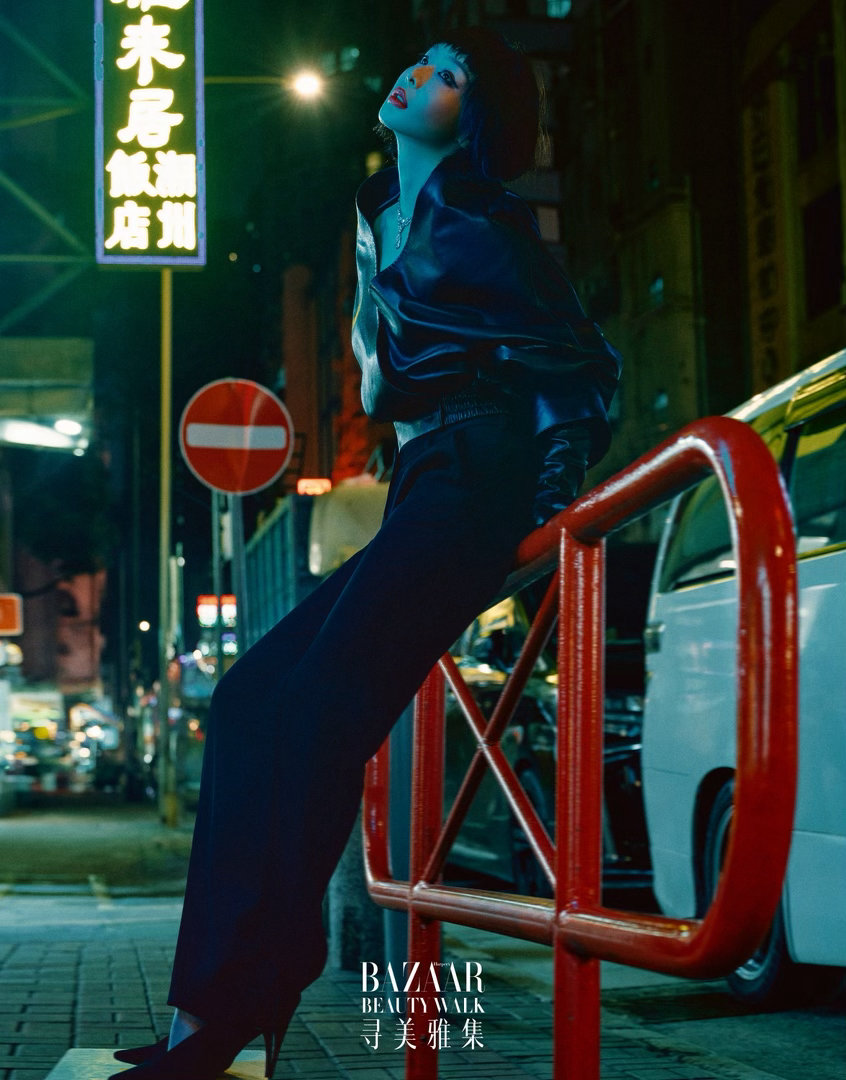 霓虹是港夜的注脚，而拽姐是它的灵魂。身上自带一种不驯服的锋芒，冷艳、笃定，是夜色