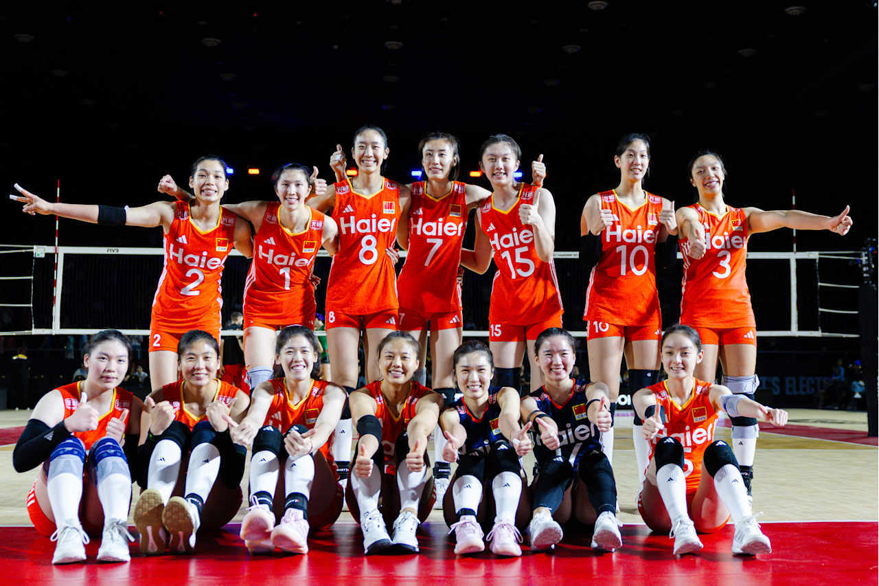 📸2025女排世锦赛第1场胜利赛后合影✌🏻（该有的惯例一个都不能少稳住阵脚，