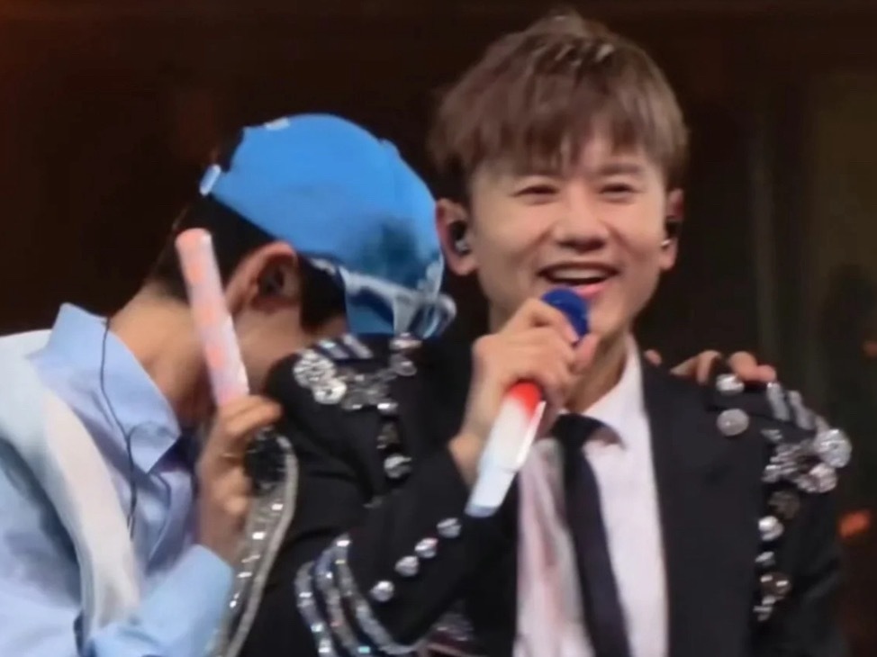 谁懂张杰魏晨在台下拥抱的含金量啊！！！我们可是彼此支持了20年的关系 