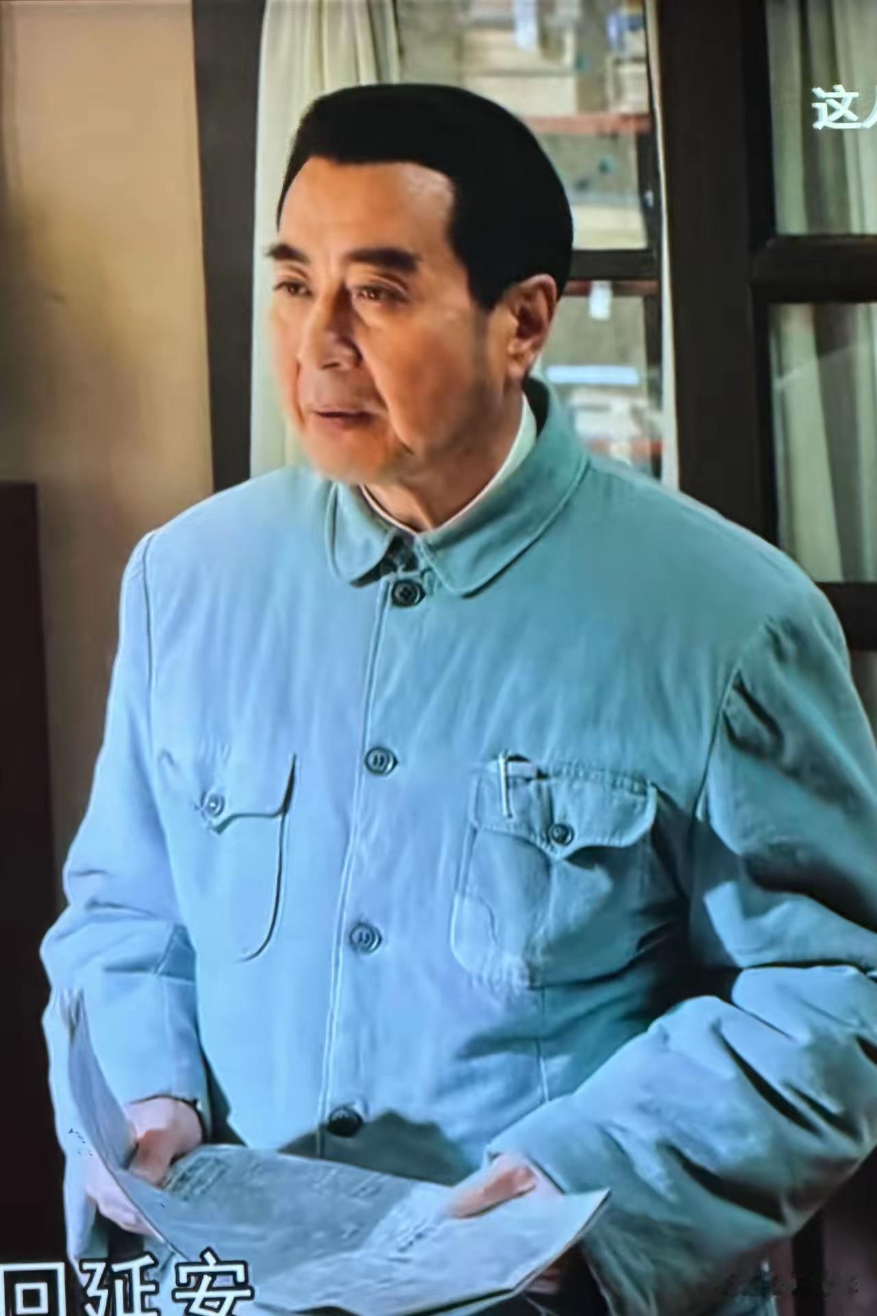 @豆包 这个扮演周总理的演员是谁？他扮演总理的容貌尤其是眼神，缺乏人民好总理历经