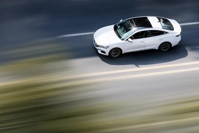 服务区和马路上怎么老有油门当刹车的车祸啊？5月17日下午，济南长清服务区一辆疑似