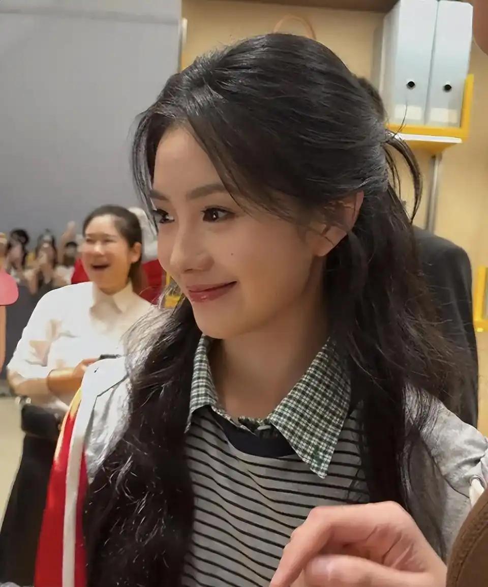 我终于明白张艺谋为啥选刘浩存当女主了，这颜值真不是吹的

如今娱乐圈愿意直面路人