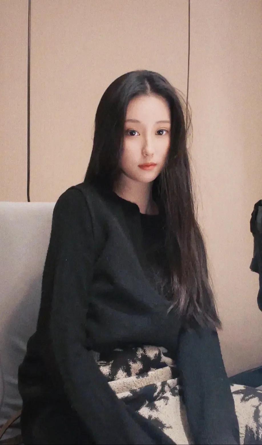 别墅里的超级美女，金屋藏娇，黑毛衣，白色短裙，睡衣，紧身牛仔裤，只有美女才能配别