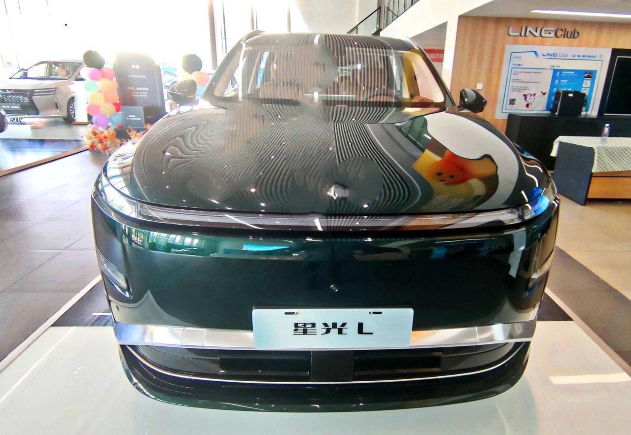 十万级家用大六座《五菱星光L》
   五菱星光L重磅上市，定位十万级中大型家用六