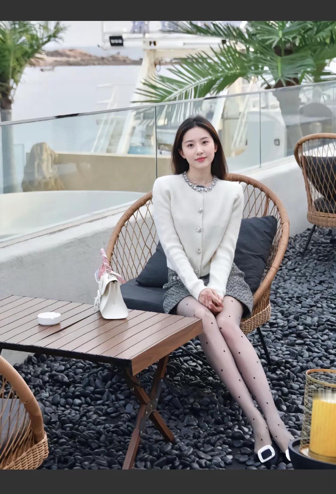 雪中白衣女，风里玉人行。