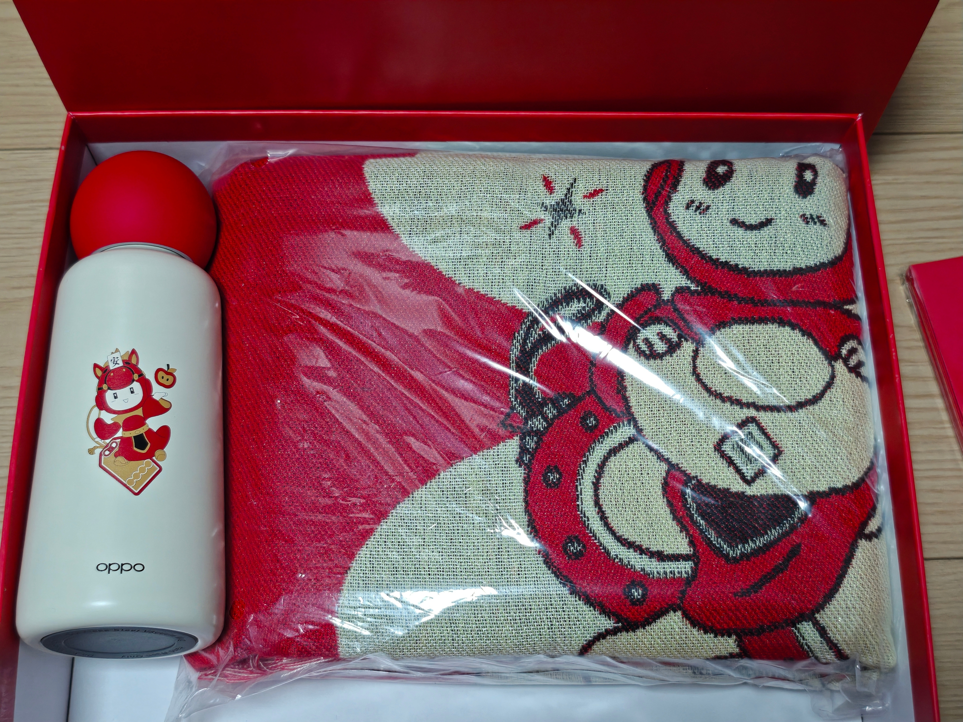 OPPO的新年礼盒超级大。盒子是幸运大转盘。里面分了两层。有黄金挂坠，是真的黄金