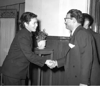 1970年，龚澎突发脑溢血住院，她向乔冠华交代后事。乔冠华哭着说：“你别说了，我