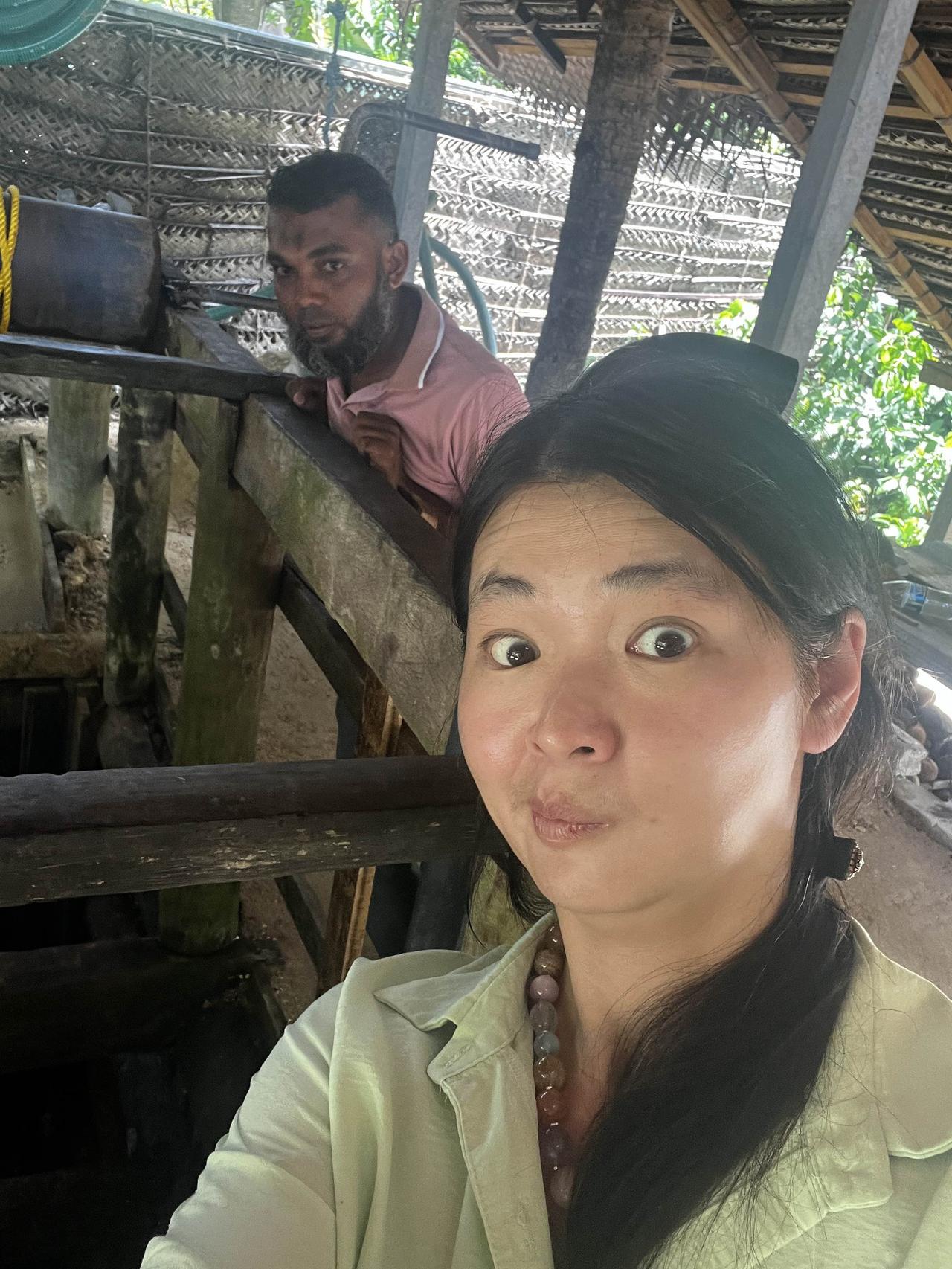 今天又涨见识啦，去了月光石矿区，路上终于吃上了斯里兰卡的黄金椰子🥥一个人有了钱