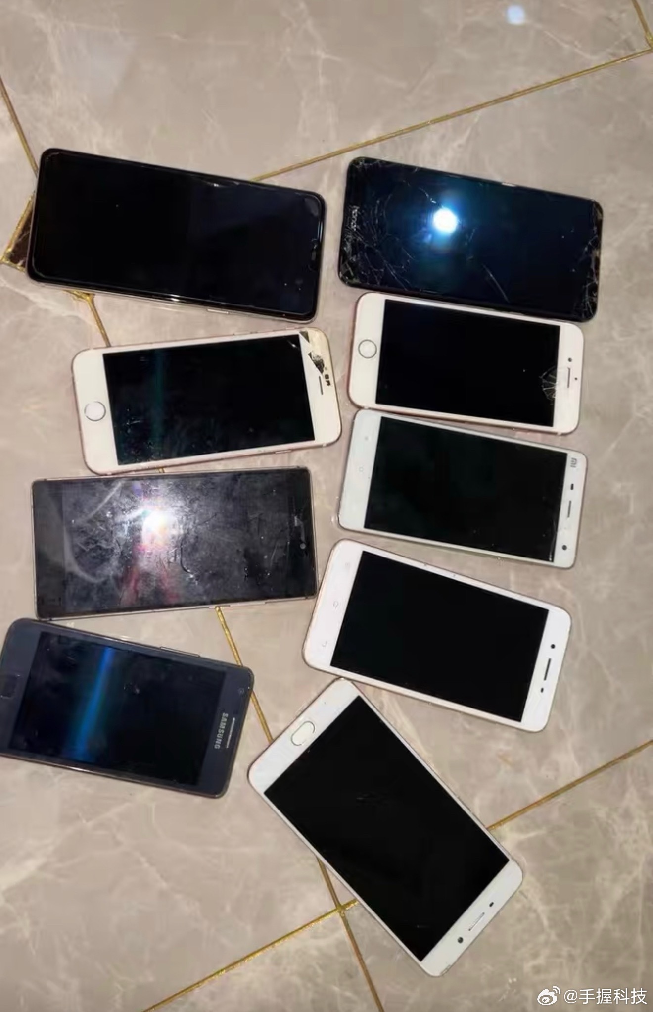 旧手机回收价暴涨五六倍这一堆旧手机不知道能值多少钱，我听回收手机的商家说，国产机