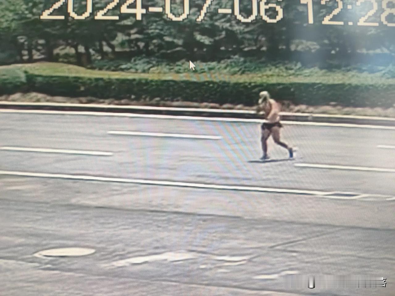 “辣眼睛”的一幕竟在河南洛阳街头上演，究竟是酷暑难耐还是行为过于放纵？大中午头，