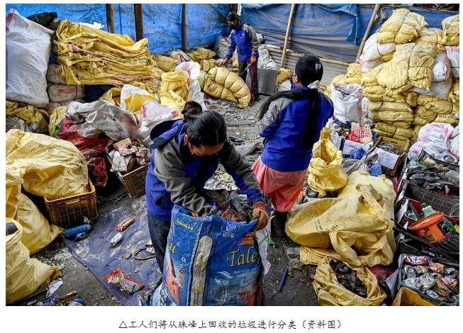 为缓解珠峰垃圾问题，尼泊尔考虑向攀登者每人征收4000美元费用