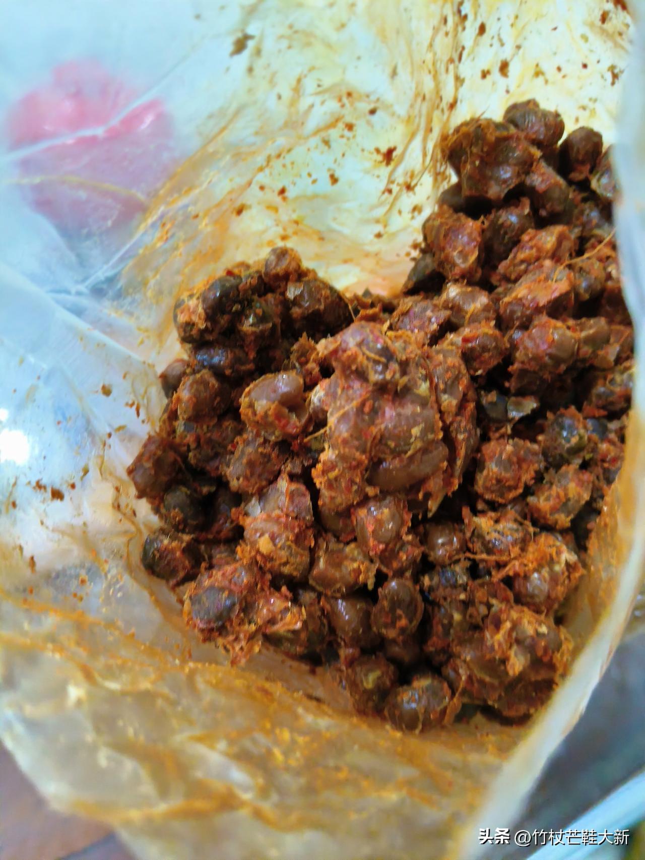 一开始，我也不知道是什么吃的，没有外包装，抽了真空，这是老爸从东北买回来，放在冰