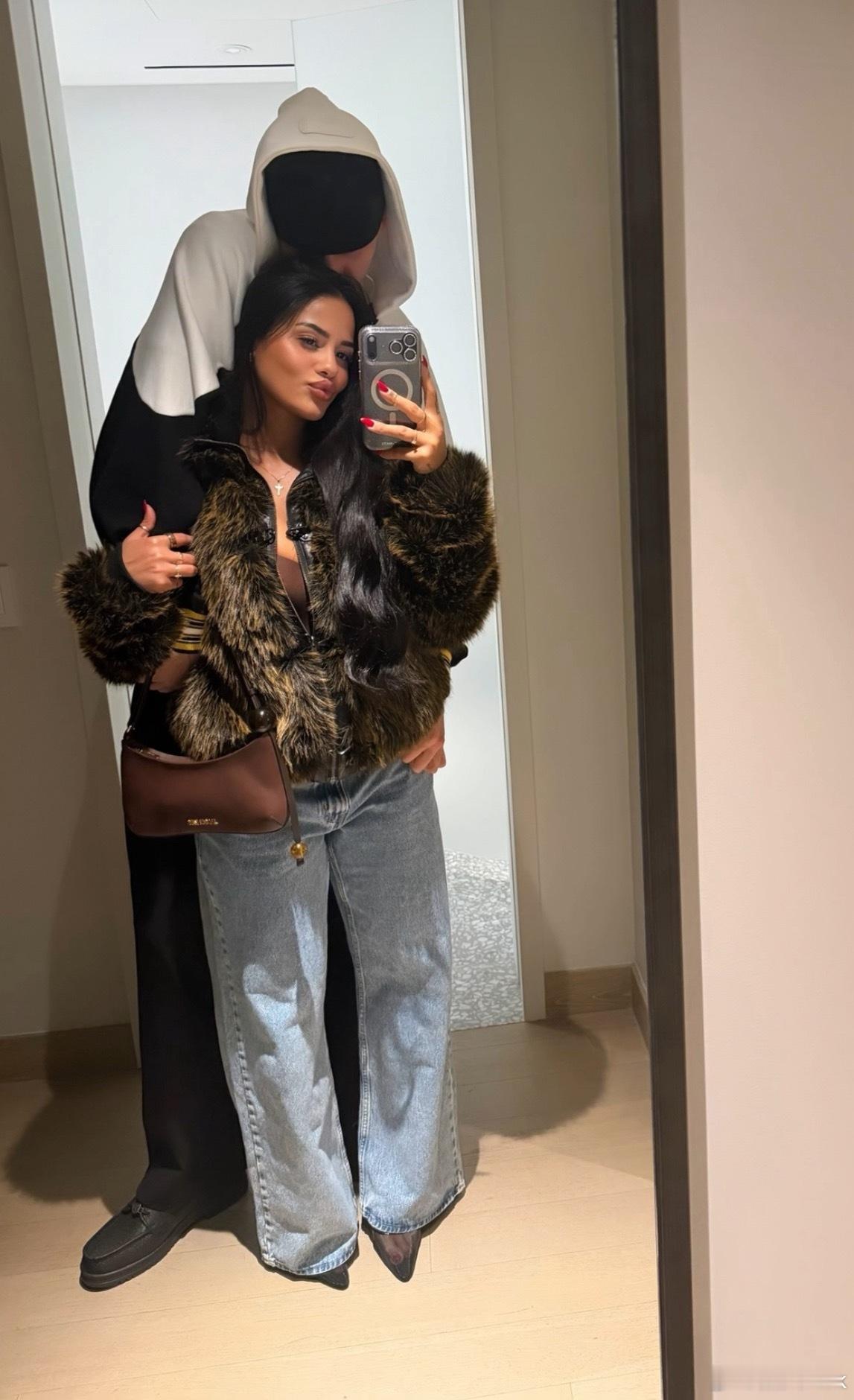 希罗受伤了只能在家陪希罗嫂了新赛季篮不住2026nba全明星投票