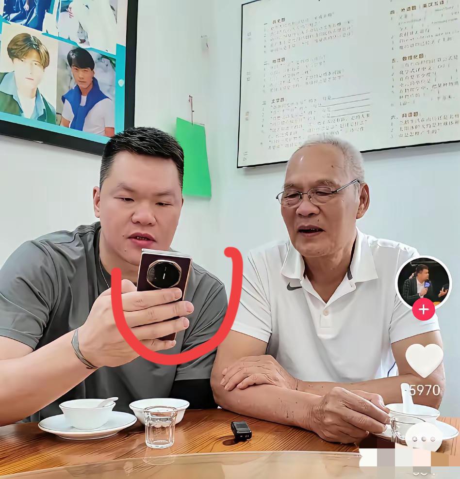 朱芳雨用的手机是什么牌子的？一个月3000能不能买得起