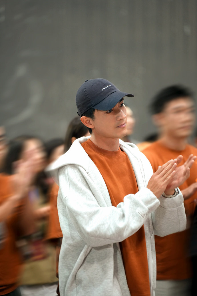 林更新两京十五日手拿红包开机照 林更新吴定缘期待相见 林更新吴定缘期待相，两京十