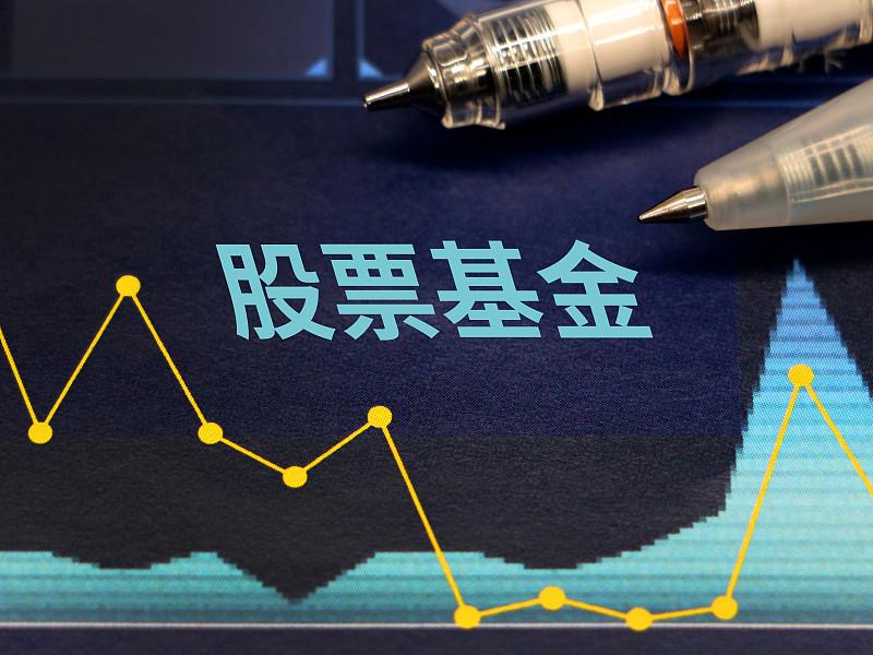 玩科技类基金快3年，踩过的坑能攒出一本血泪史，最疯的时候全仓半导体主题，2023
