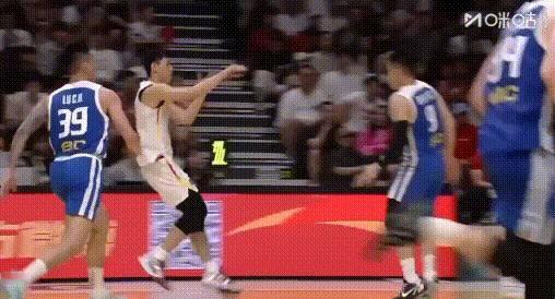 瀚森啊！这球也能被帽？
解说们都看不下去了，说你一个小年轻跳高了砸下去啊！
篮下