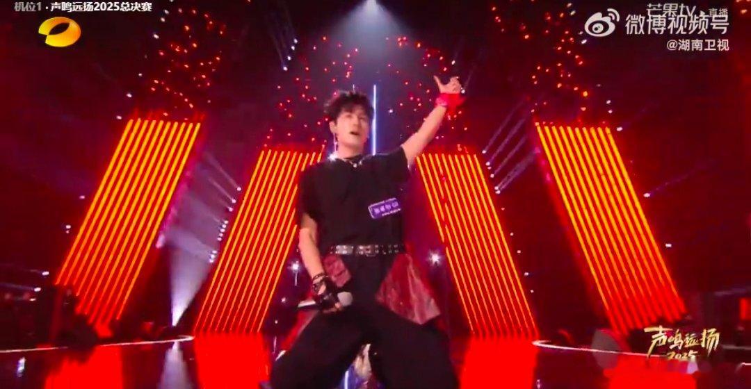 张卓尔让我一次爱个够唱跪了声鸣远扬 摇滚编曲配上他极具冲击力的嗓音，《让我一次爱