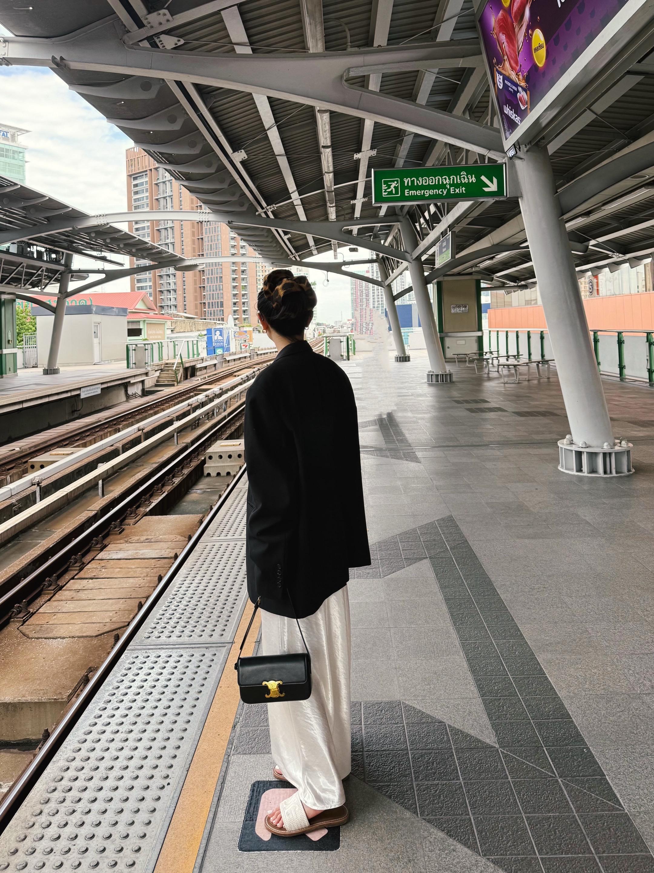 在泰国 没想到轻轨这么香。曼谷可以说是一个非常非常堵车的城市了，不仅是...