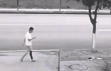 是作死？
   
    还是坐屎！

  第一摔脸贴狗屎上了，

    第二